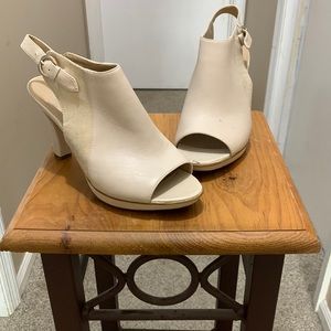 Naturalizer 8M pretty, nude color, leather heels with peep toe.